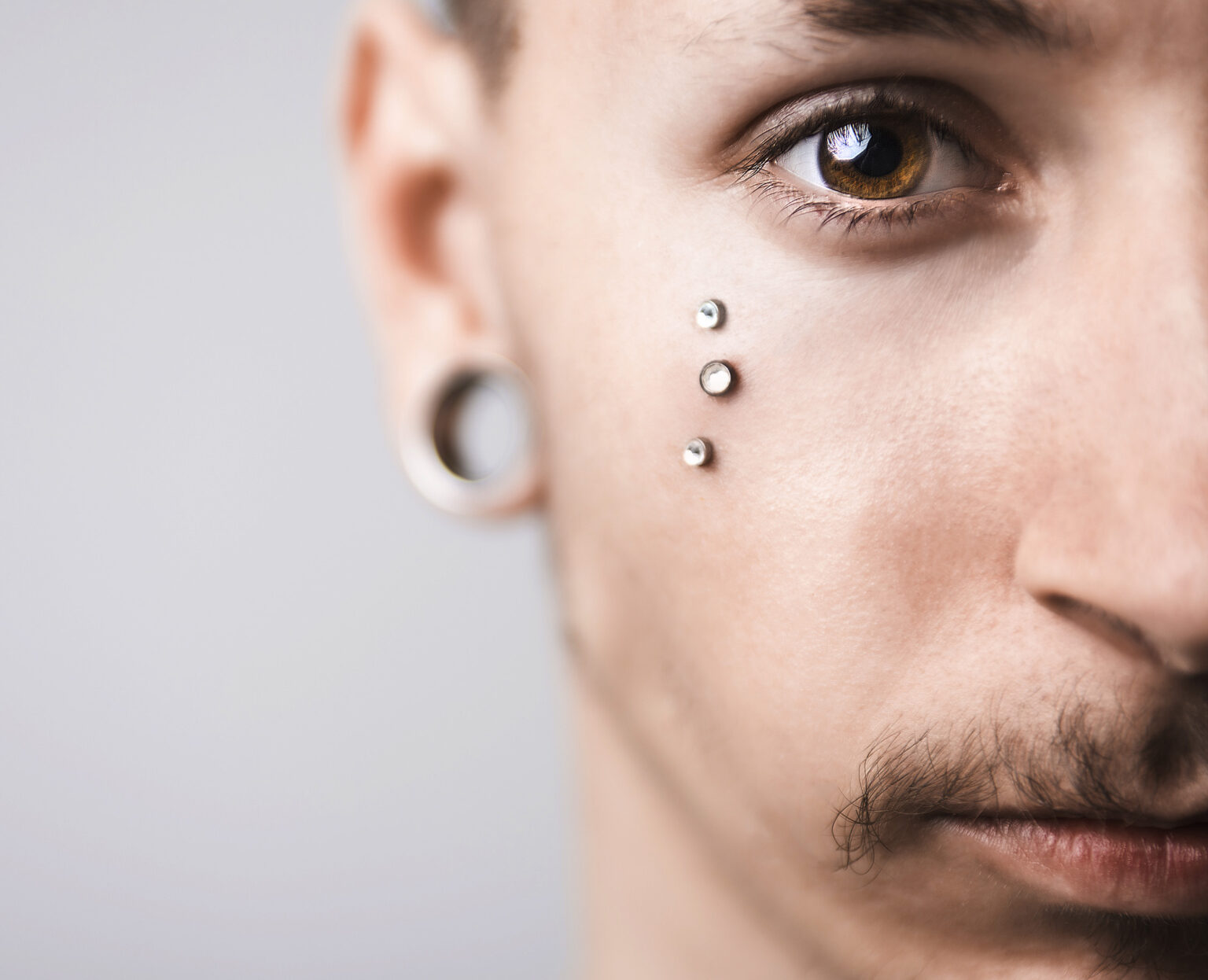 Dermal Anchor Tattoo und Piercing Studio Aesthetic Art