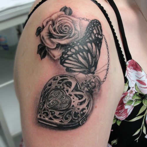 Schmetterling und Rose Tattoo